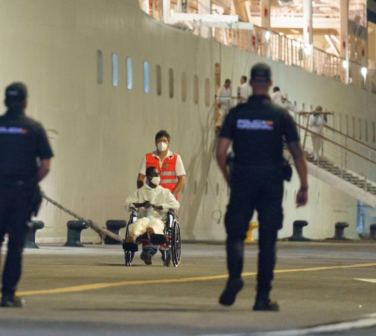 Llega a Canarias el crucero que rescató a un cayuco rumbo a Brasil