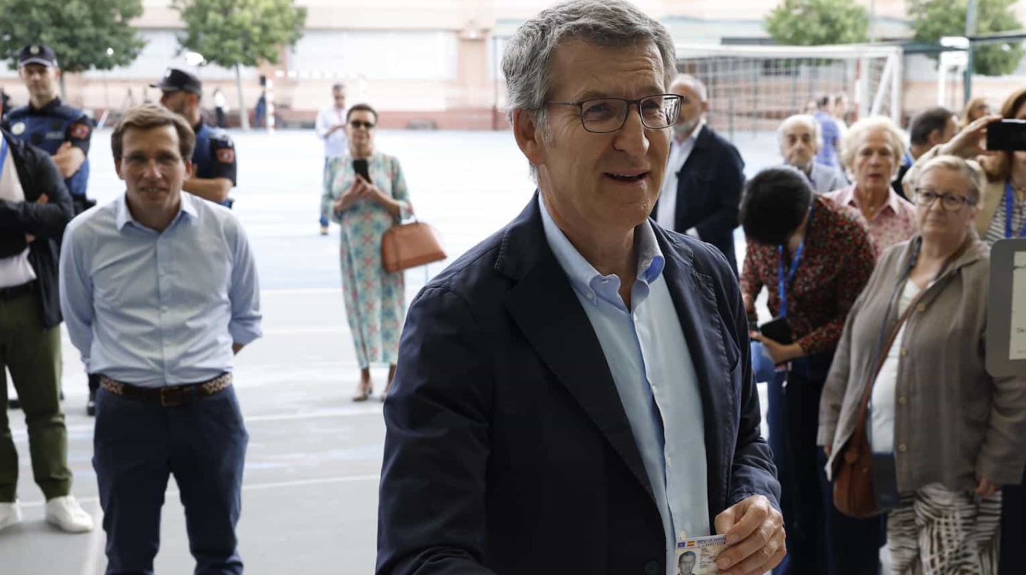 El líder del PP, Alberto Núñez Feijóo, vota en las elecciones europeas en el Colegio Ramiro de Maeztu de Madrid