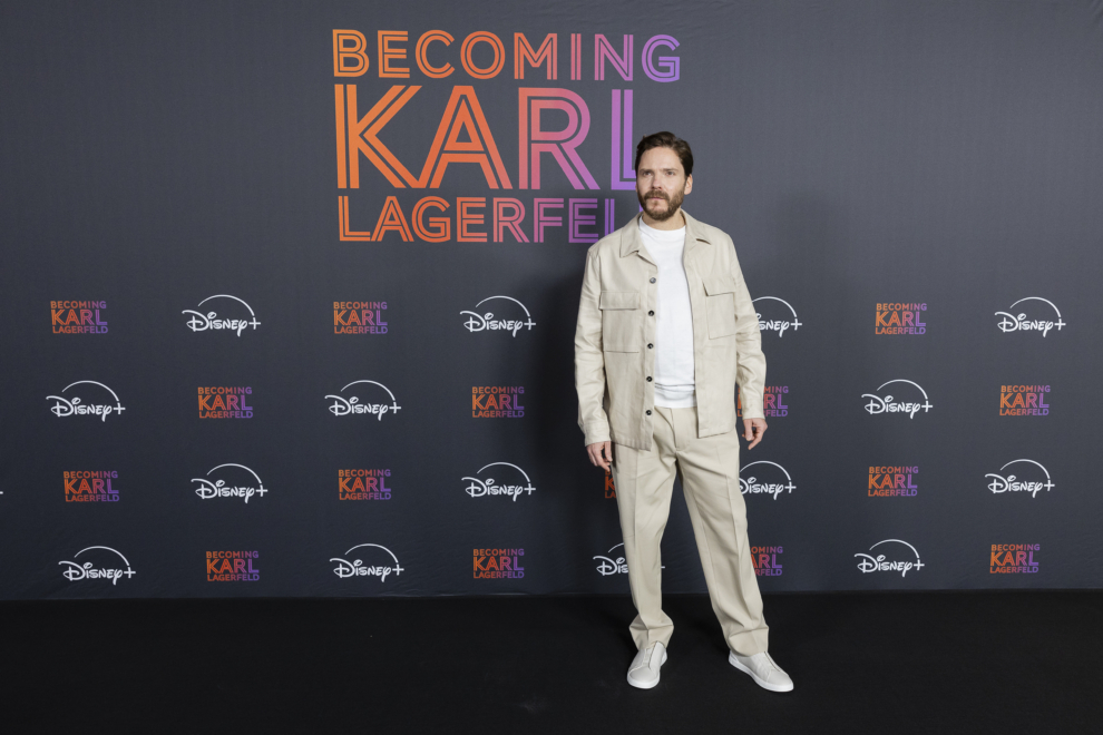 Daniel Brühl posa en el photocall madrileño de 'Becoming Karl Lagerfeld'. 