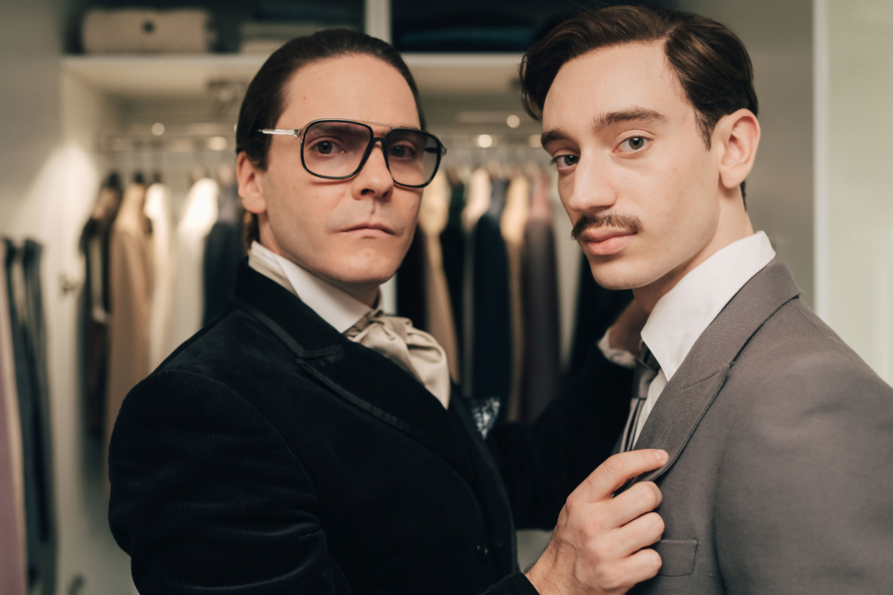 Daniel Brühl y su coprotagonista, Theodore Pellering en una imagen de 'Becoming Karl Lagerfeld'. 