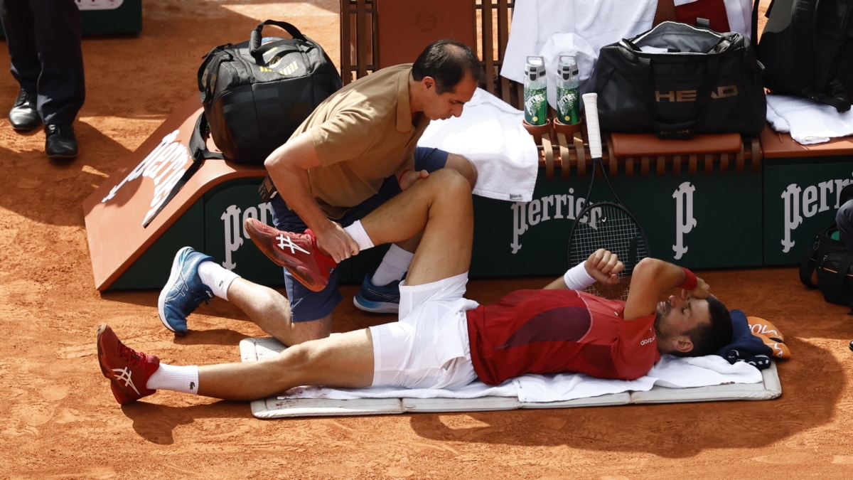 Novak Djokovic recibe atención en su rodilla maltrecha