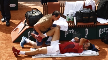 Djokovic se retira de Roland Garros con el menisco roto