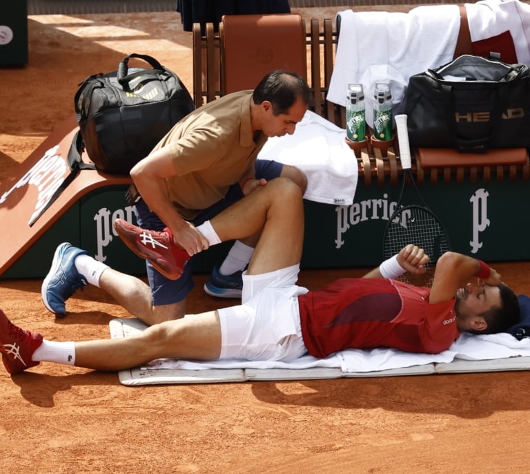 Djokovic se retira de Roland Garros con el menisco roto