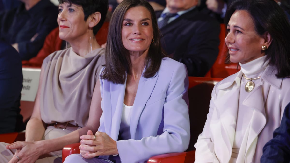 La reina Letizia, acompañada por la ministra de Inclusión, Seguridad Social y Migraciones. Elma Saiz , y por la presidenta del Banco Santander, Ana Patricia Botín, participa en la convocatoria anual de los "Proyectos sociales de Banco Santander" este martes en Madrid.