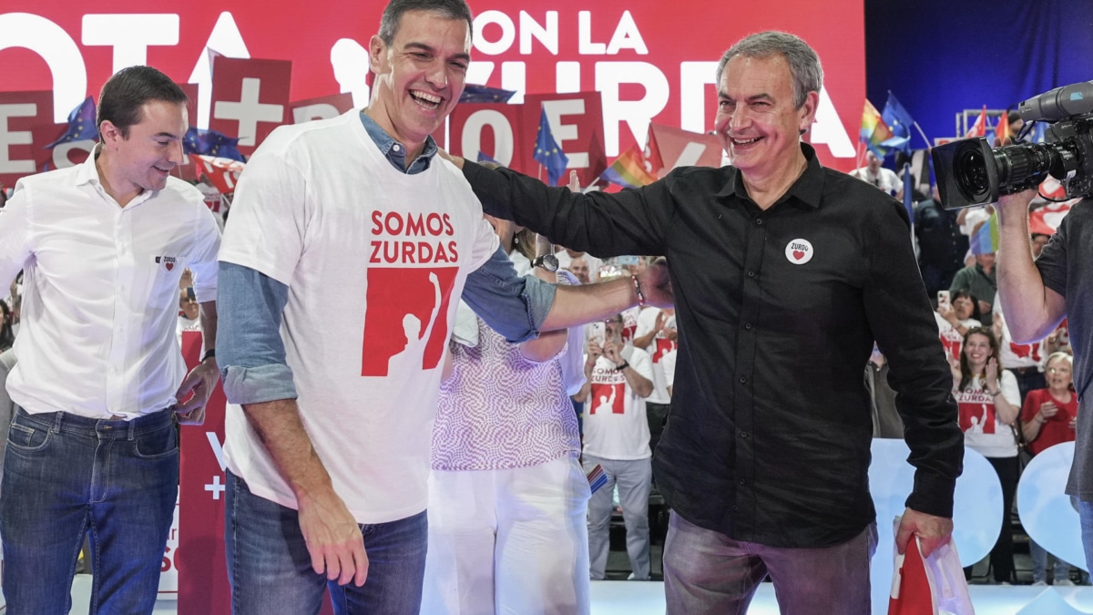 El presidente del Gobierno, Pedro Sánchez, y el expresidente José Luis Rodríguez Zapatero durante el acto de cierre de campaña del PSOE.