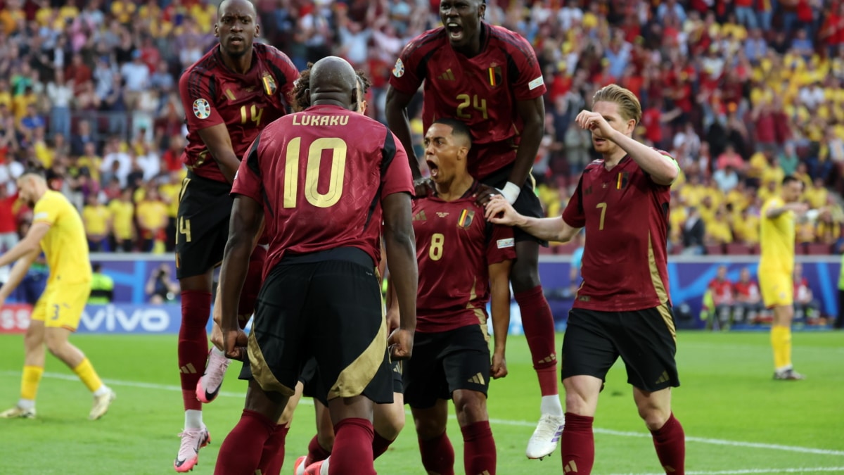 Bélgica celebra el primer gol a Rumanía