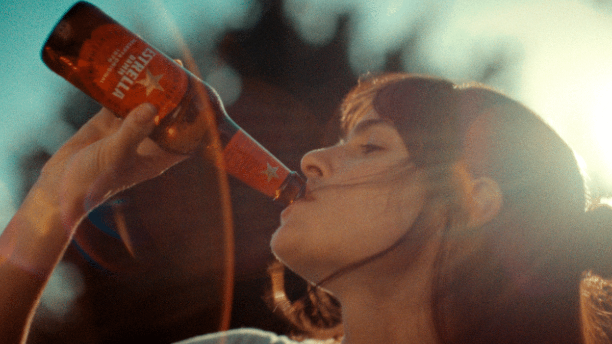 Un momento de 'Verano del 78', la nueva campaña de Estrella Damm.