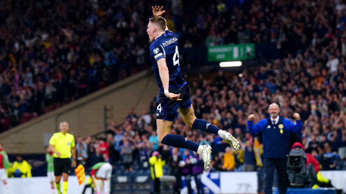 Scott McTominay celebra un gol con Escocia en los clasificación para la Eurocopa
