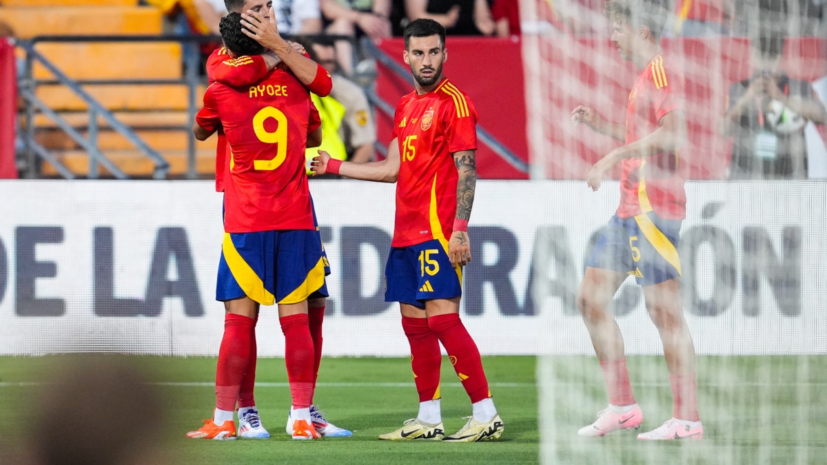 Ayoze Pérez y Morata celebran un gol con la Selección