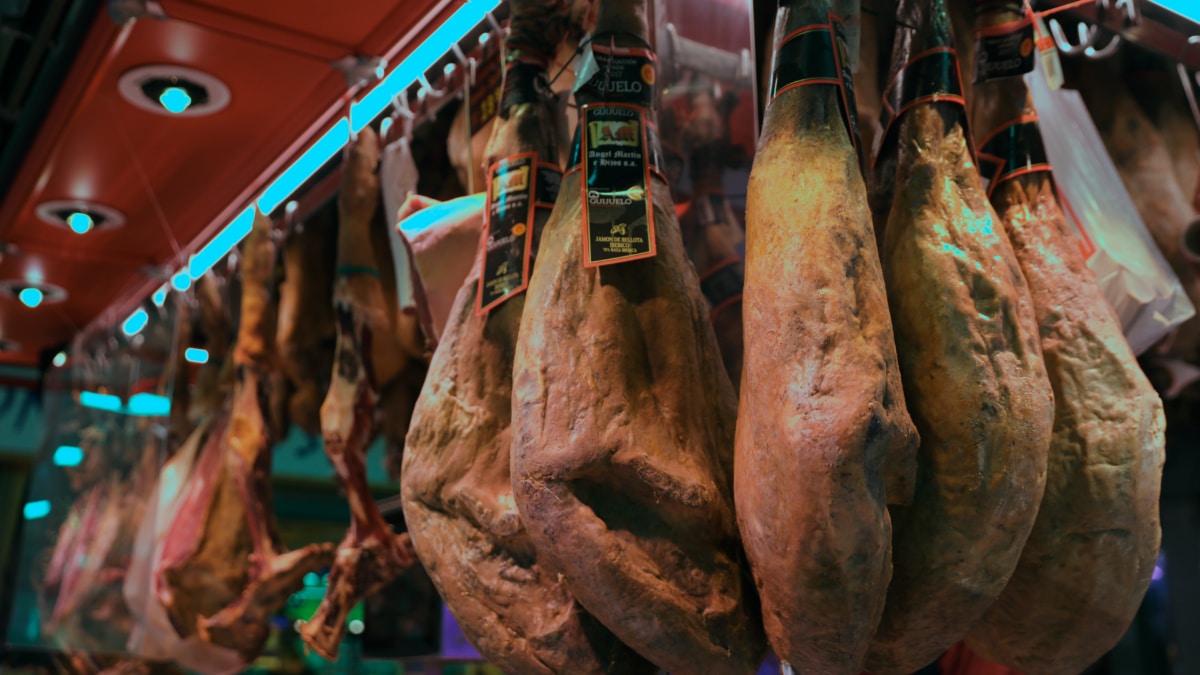 Jamones en un puesto en el Mercado de San Isidro en Madrid.