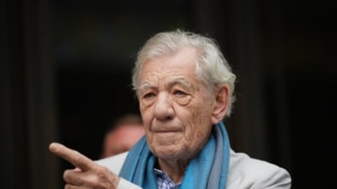 Ian McKellen, de 85 años, "se encuentra bien" tras caerse de un escenario en plena obra