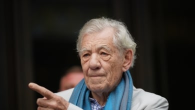 Ian McKellen, de 85 años, "se encuentra bien" tras caerse de un escenario en plena obra