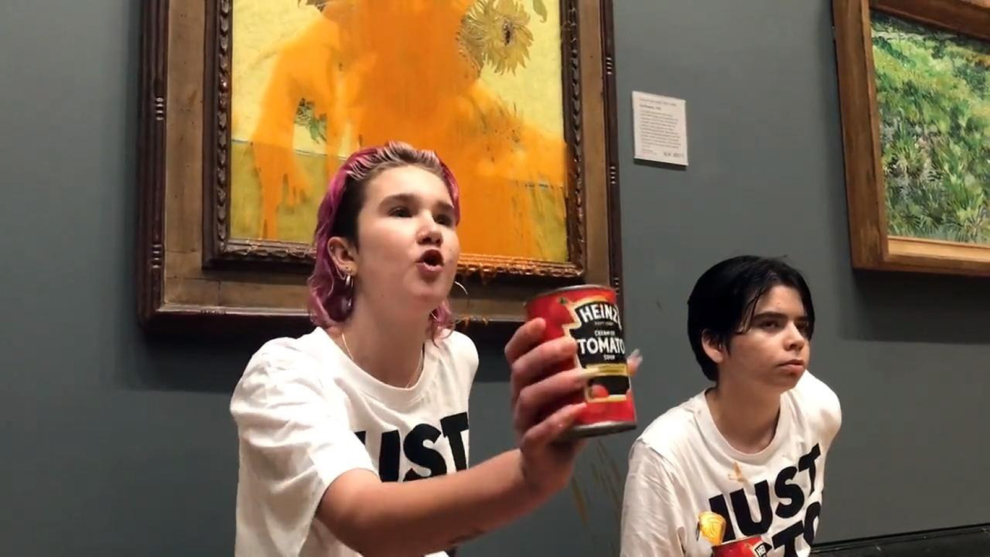 Dos activistas tiraron sopa de tomate a 'Los girasoles' de Van Gogh, en la Galería Nacional de Londres el 14 de octubre de 2022. 