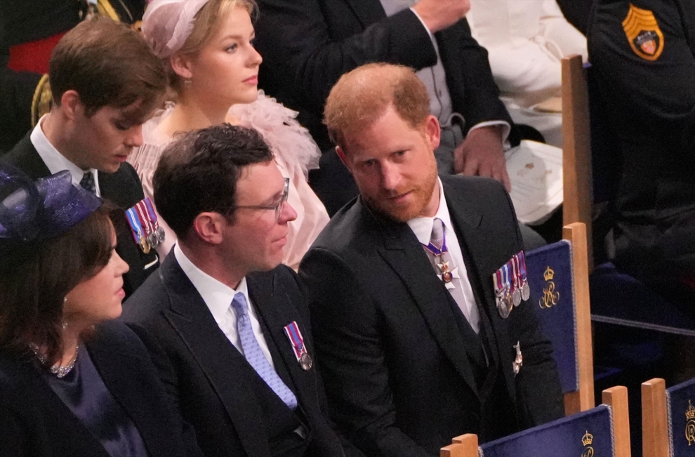 El príncipe Guillermo, sentado junto a su prima, la princesa Eugenia y el marido de esta, Jack Brooksbank, en la ceremonia de coronación del rey Carlos III. 