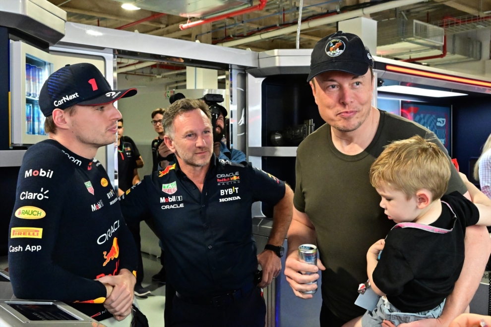 Elon Musk con su hijo X Æ A-12 en el circuito de Florida del pasado año.