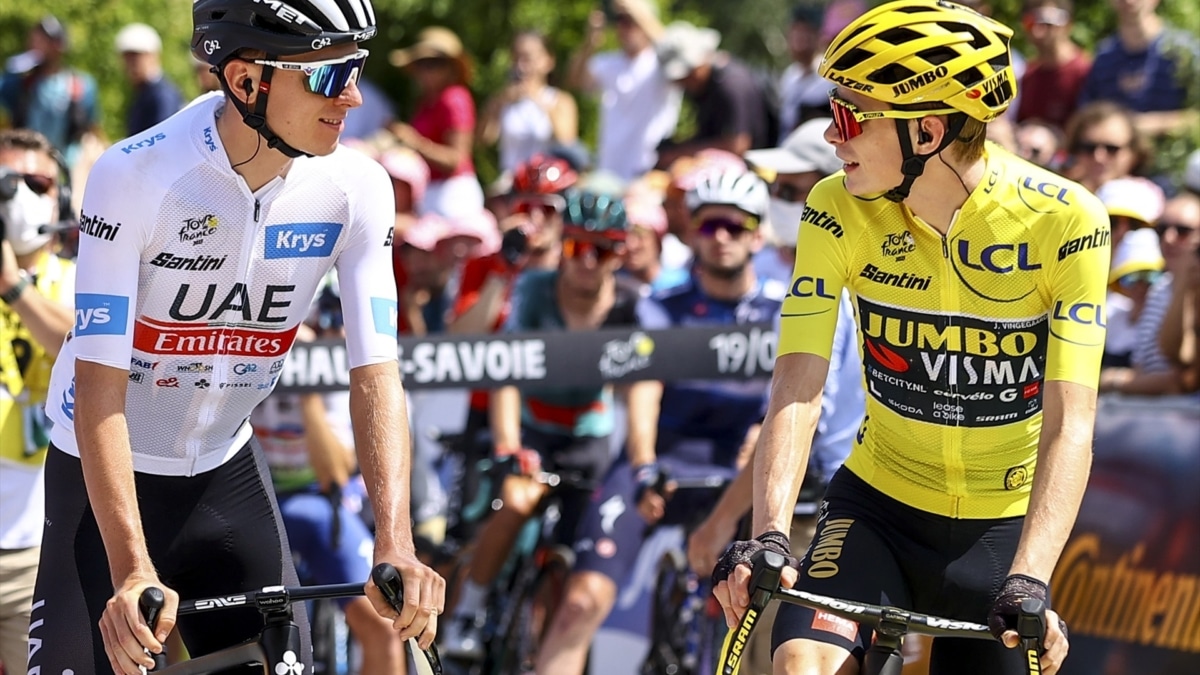 Tadej Pogacar y Jonas Vingegaard, en la salida de una etapa del Tour de Francia del año pasado.