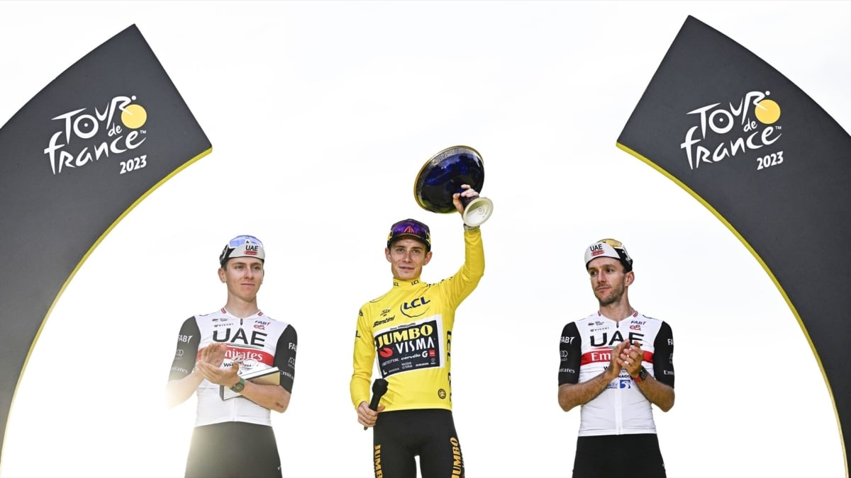 Jonas Vingegaard, Tadej Pogacar y Adam Yates en el podio final del Tour de Francia 2023 en París