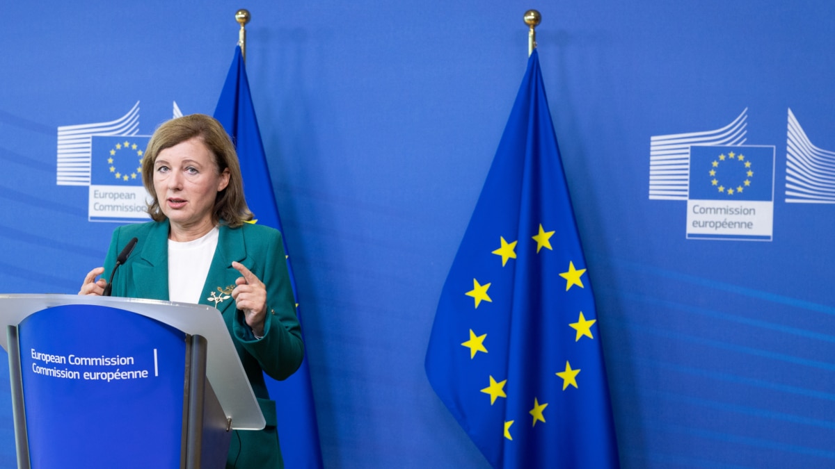 HANDOUT - 26 September 2023, Belgium, Brussels: Vice President of the European Commission for Values and Transparency Vera Jourova gives a press conference. Jourova called on social media platforms to take action and singled out the Kremlin as one of the main drivers behind misleading online content targeted at users in the European Union. Photo: Jennifer Jacquemart/European Commission/dpa - ATTENTION: editorial use only and only if the credit mentioned above is referenced in full Jennifer Jacquemart/European Com / Dpa (Foto de ARCHIVO) 26/9/2023 ONLY FOR USE IN SPAIN