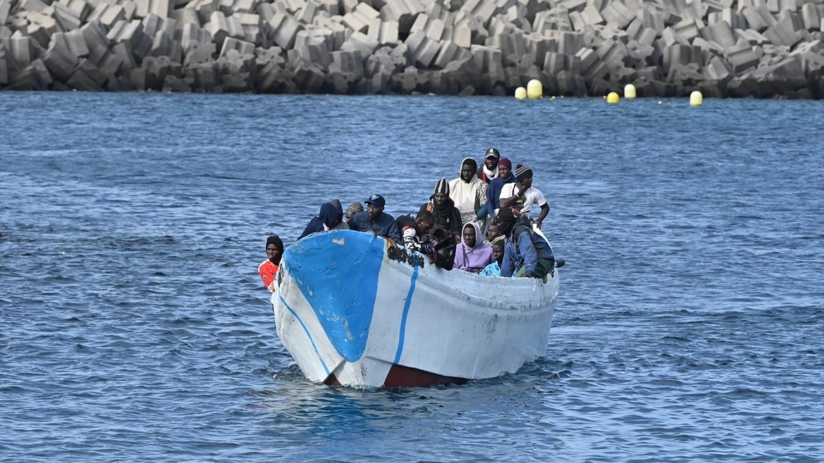 Varios migrantes llegan al puerto de La Restinga, en El Hierro, a bordo de un cayuco