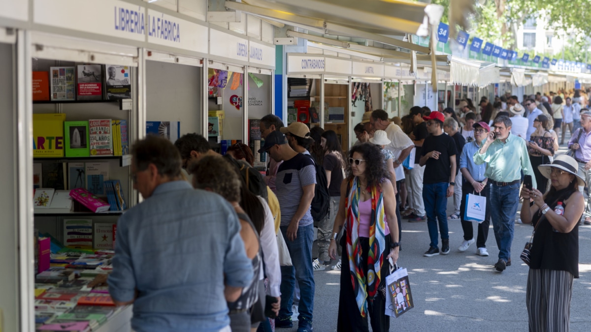 Fans, política y fútbol en una Feria del Libro a reventar