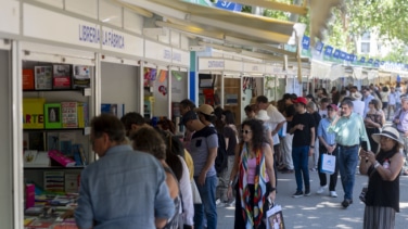 Fans, política y fútbol en una Feria del Libro a reventar