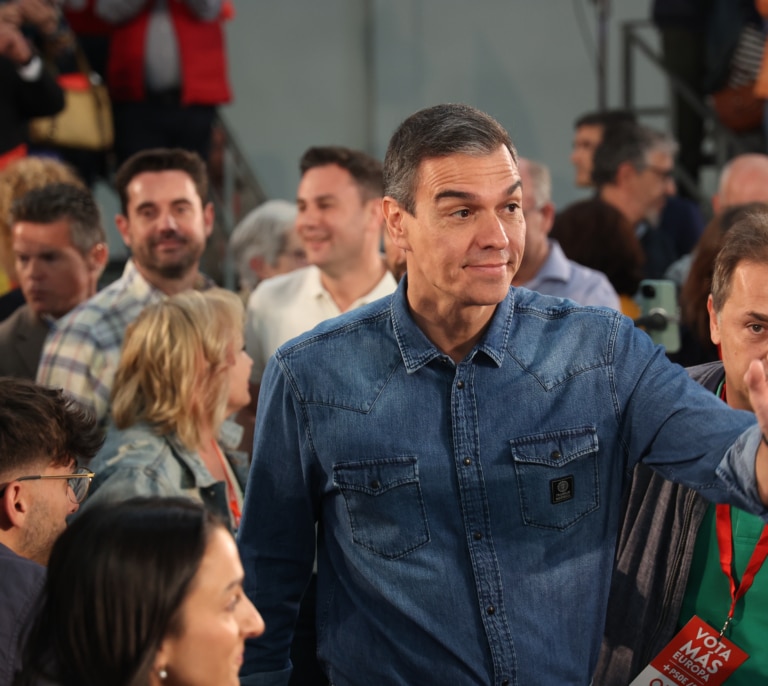 Sánchez da la vuelta al lema de Milei contra la izquierda para impulsar la campaña socialista: "Somos zurdos con mucho orgullo"