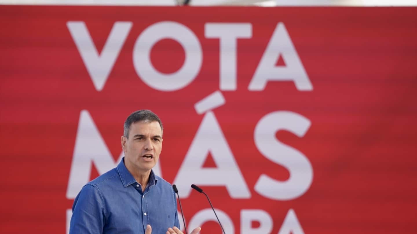 El secretario general del PSOE y presidente del Gobierno, Pedro Sánchez, durante un acto electoral de los socialistas en Benalmádena (Málaga), este miércoles