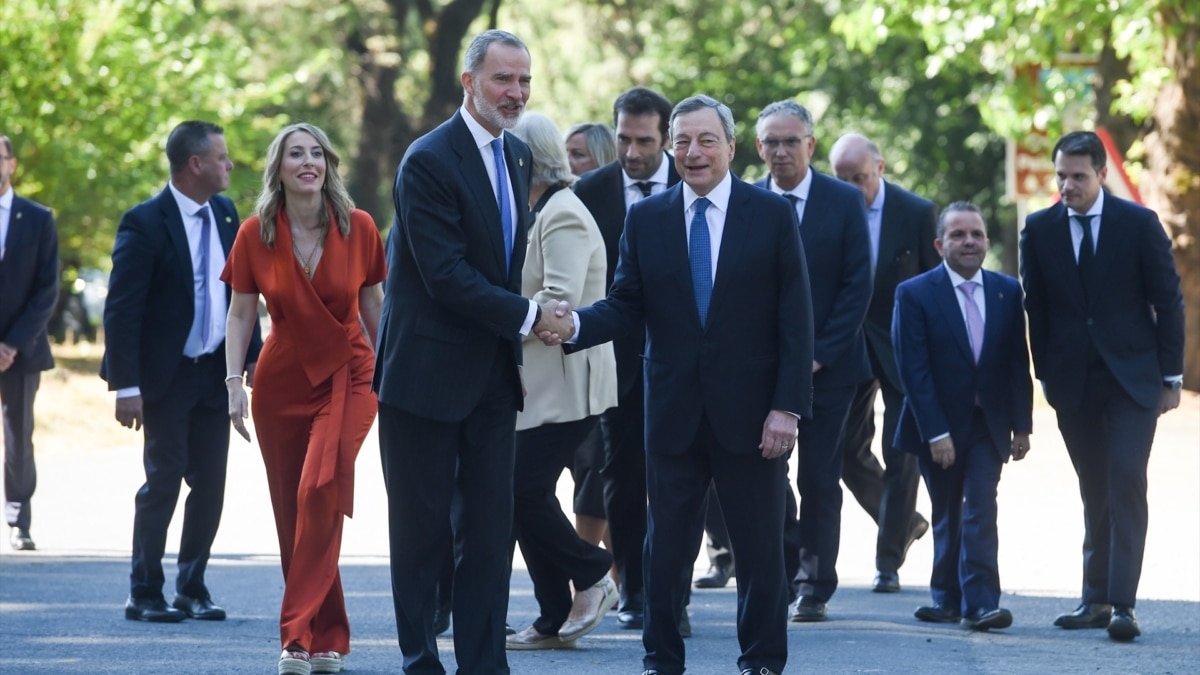 Rey Felipe VI junto a Mario Draghi a su llegada a la entrega del "Premio Europeo Carlos V", en Cuacos de Yuste