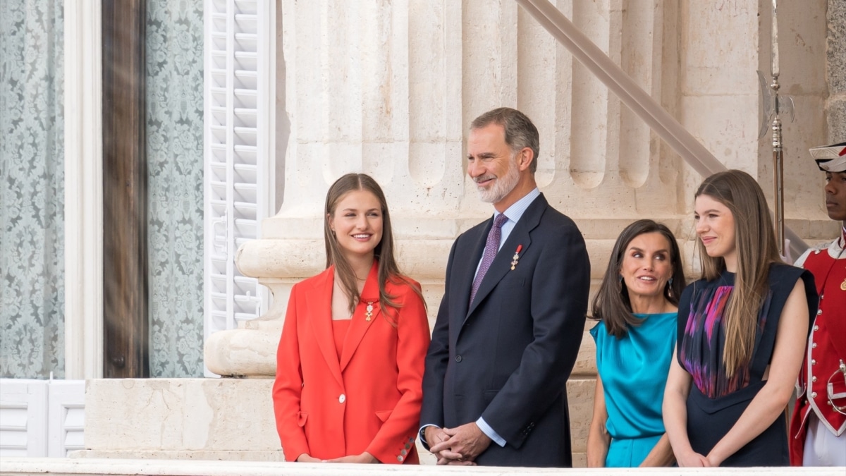 Felipe VI y Letizia, acompañados de la Princesa de Asturias y la Infanta Doña Sofía, asisten al relevo solemne de la Guardia Real por el décimo aniversario de la proclamación del rey.