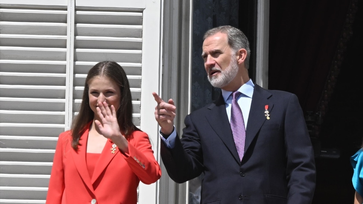 La princesa Leonor y el rey Felipe saludan desde balcón de la Plaza de Oriente, con ocasión del X aniversario de la Proclamación de Su Majestad el Rey
