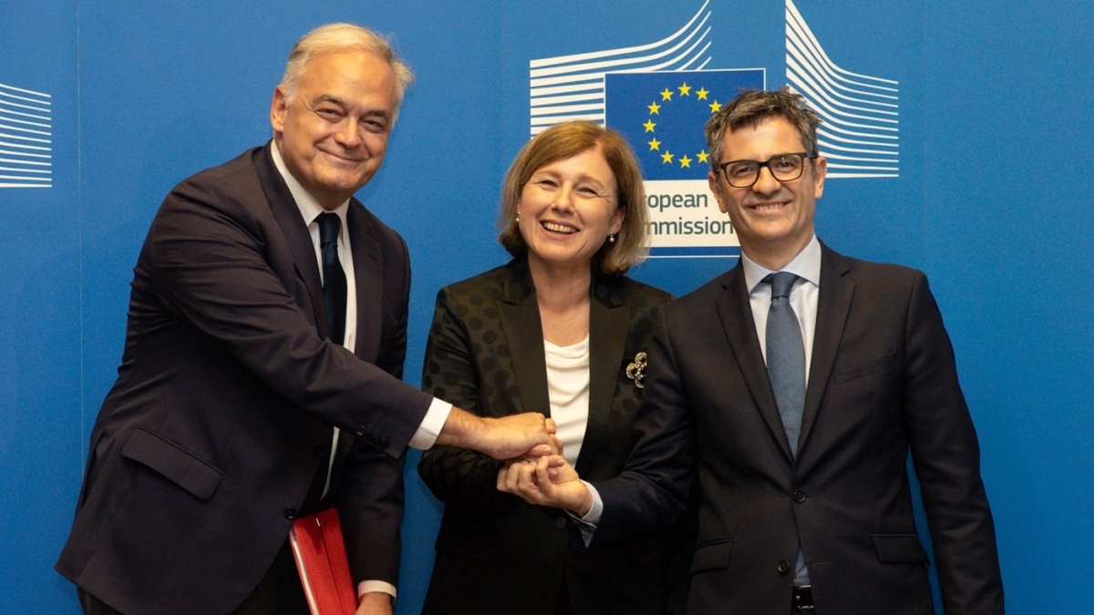 González Pons, Jourová y Bolaños, en Bruselas tras firmar el acuerdo del CGPJ.