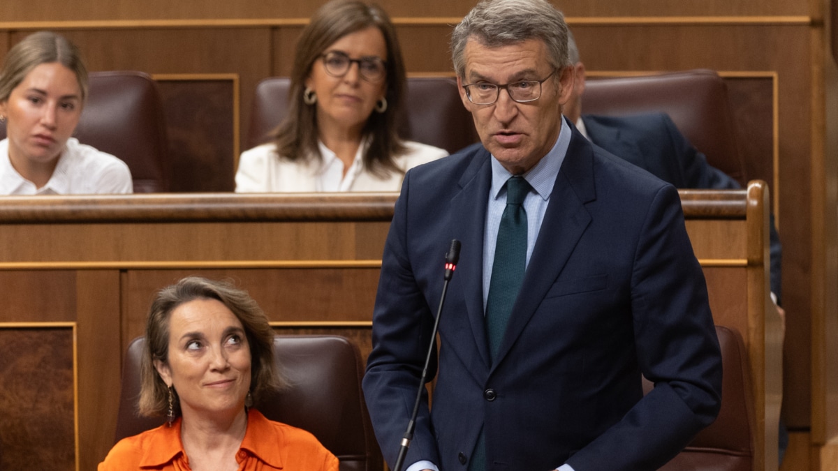 El presidente del PP, Alberto Núñez Feijóo, interviene durante una sesión de control al Gobierno, en el Congreso de los Diputados, a 26 de junio de 2024, en Madrid (España). La financiación singular para Cataluña protagoniza hoy la sesión de control al Gobierno en el Pleno del Congreso, con preguntas de varios grupos parlamentarios tanto al presidente del Gobierno, como a la vicepresidenta primera y ministra de Hacienda. Además, el pleno ha estado marcado por el acuerdo entre el PSOE y el PP para renovar el CGPJ, que tuvo lugar ayer en Bruselas. 26 JUNIO 2024;SESION DE CONTROL AL GOBIERNO;FINANCIANCIÓN;CATALUNYA;SESIÓN DE CONTROL Eduardo Parra / Europa Press 26/6/2024