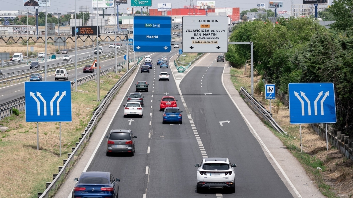 Varios coches circulan durante la operación salida de verano 2024, en la autovía A5, en Madrid