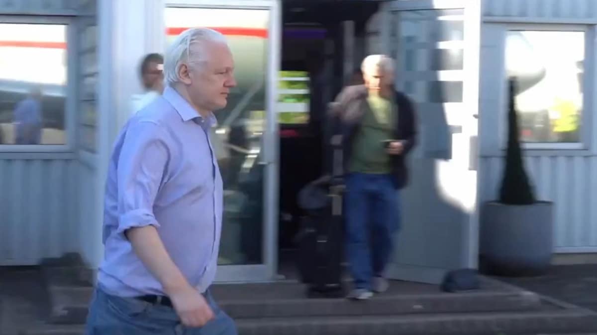 Julian Assange, en el aeropuerto, antes de partir hacia Australia