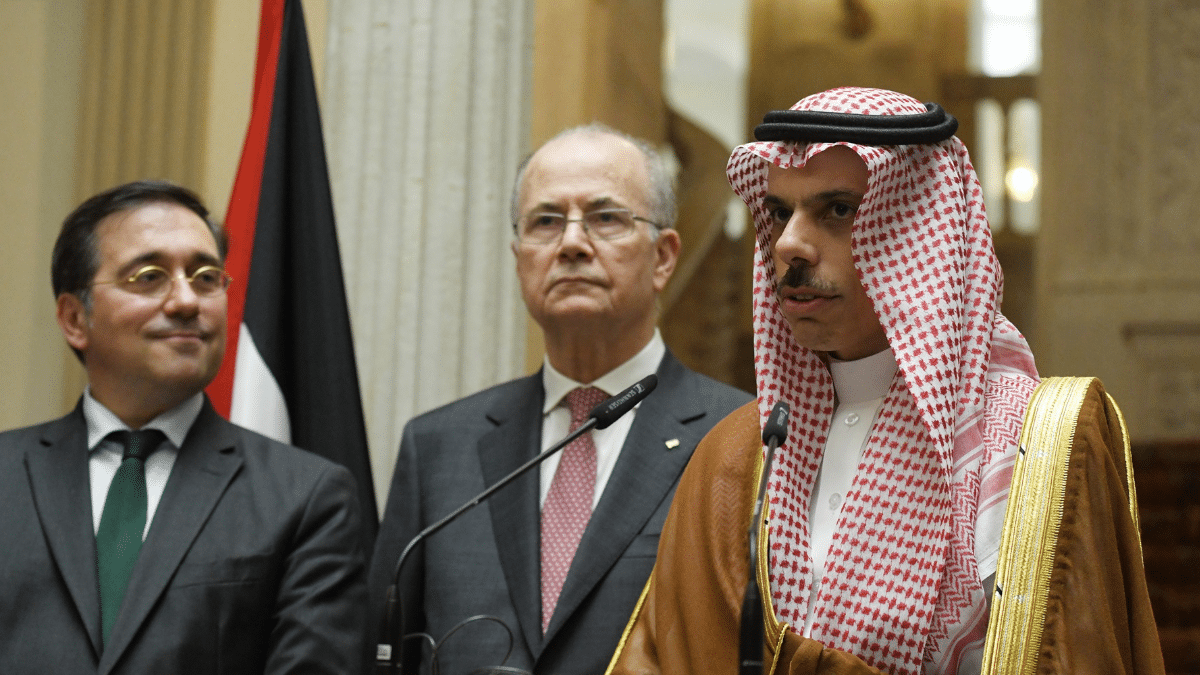 El ministro saudí de Exteriores, Faisal bin Farhan Al Saud, comparece junto a sus homólogos español y palestino tras su reunión en Madrid el pasado 29 de mayo.