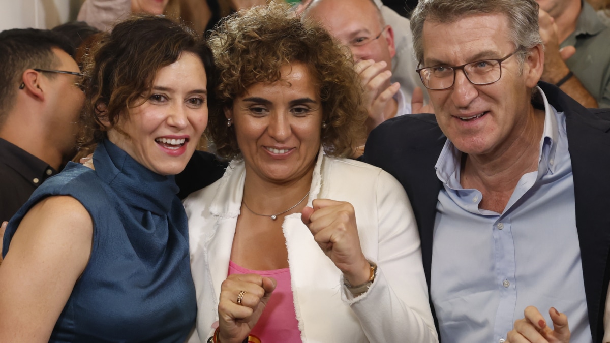 Isabel Díaz Ayuso (i), Dolors Montserrat y Alberto Núñez Feijóo celebran la victoria de las europeas en Génova
