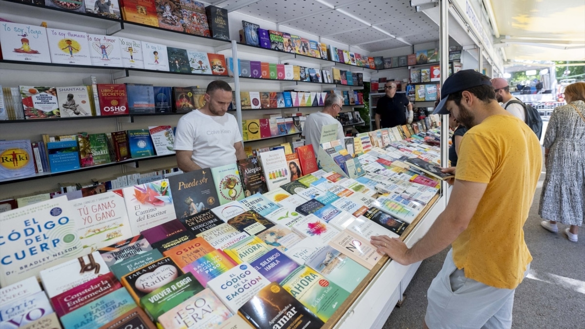 Un hombre visita una caseta durante la Feria del Libro de Madrid, en el Parque del Retiro.