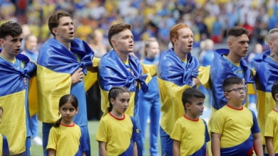 El emocionante momento del himno de Ucrania con sus futbolistas arropados por la bandera