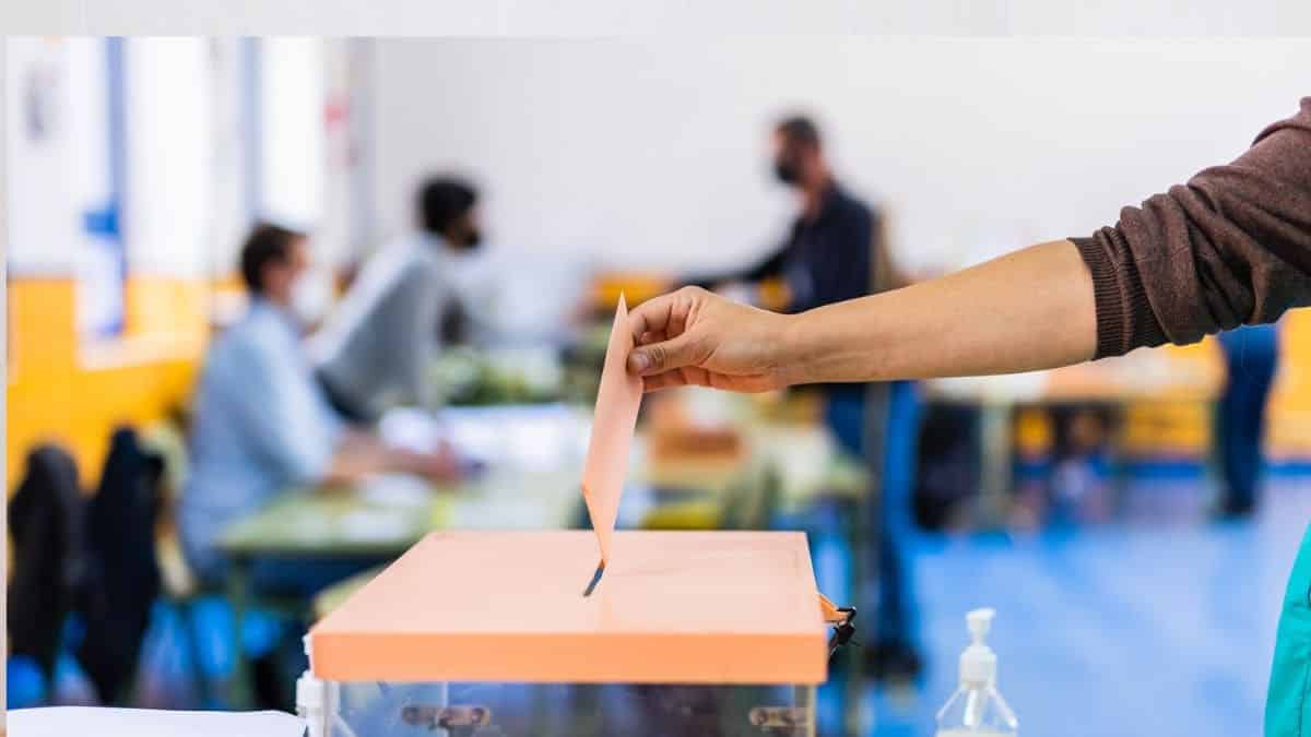 Persona realizando su voto dentro de los Horarios Elecciones Europeas 2024