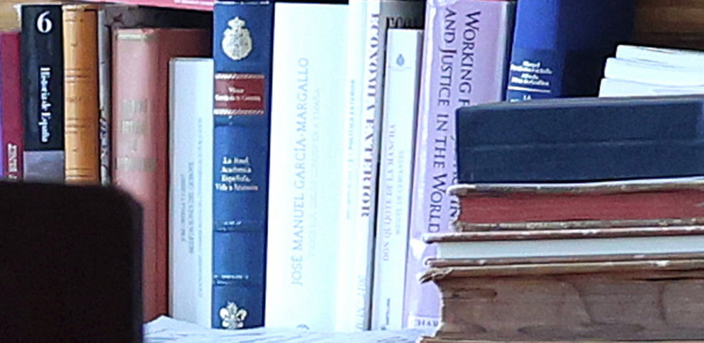El detalle de algunos de los libros que tiene don Felipe en su despacho.
