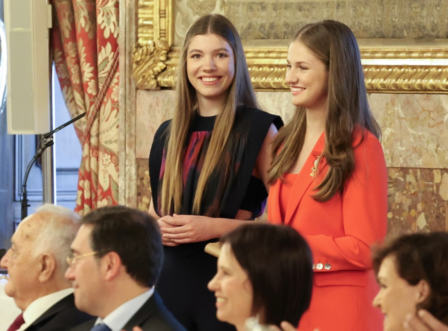 La infanta Sofía y la princesa Leonor durante el emotivo discurso sorpresa que hicieron en el Palacio Real en el aniversario del reinado de su padre.