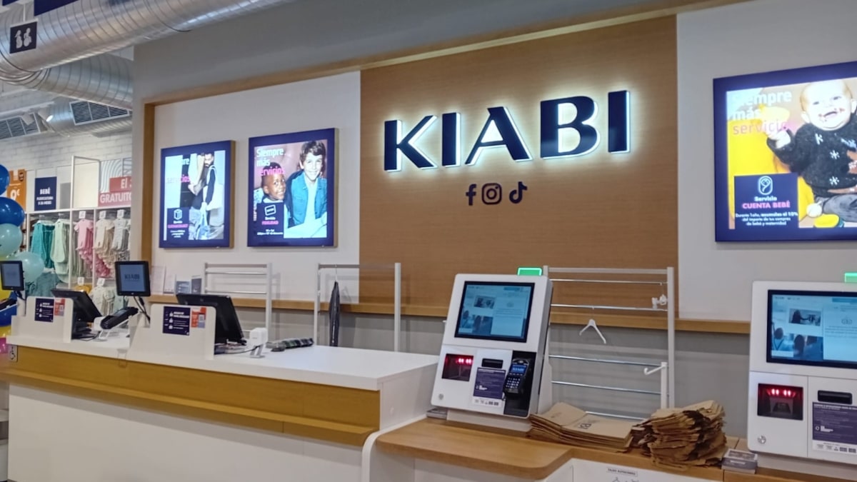 Línea de cajas de la tienda Kiabi en el Centro Comercial Arena de Valencia.