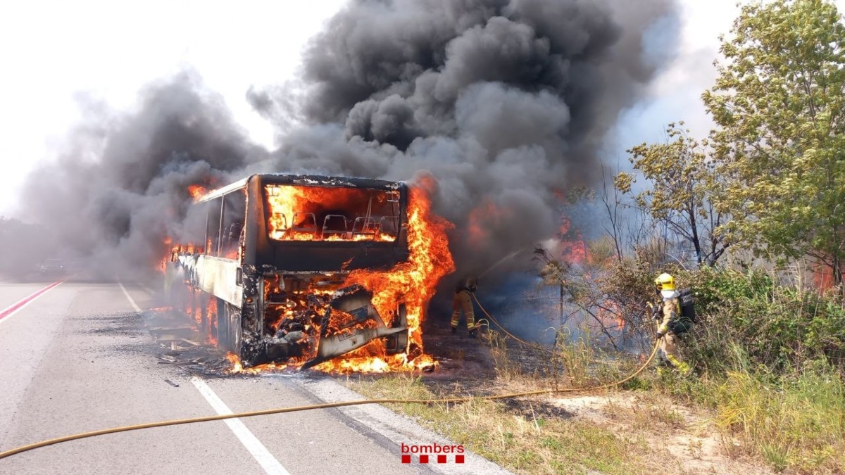 Un incendio provocado por un autobús obliga a evacuar un camping y afecta al AVE en Tarragona