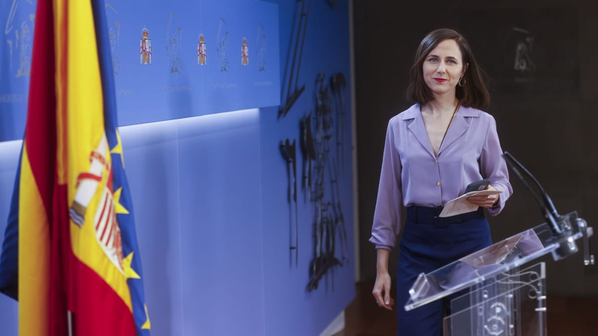 La secretaria general de Podemos, Ione Belarra, en una rueda de prensa desde el Congreso de los Diputados