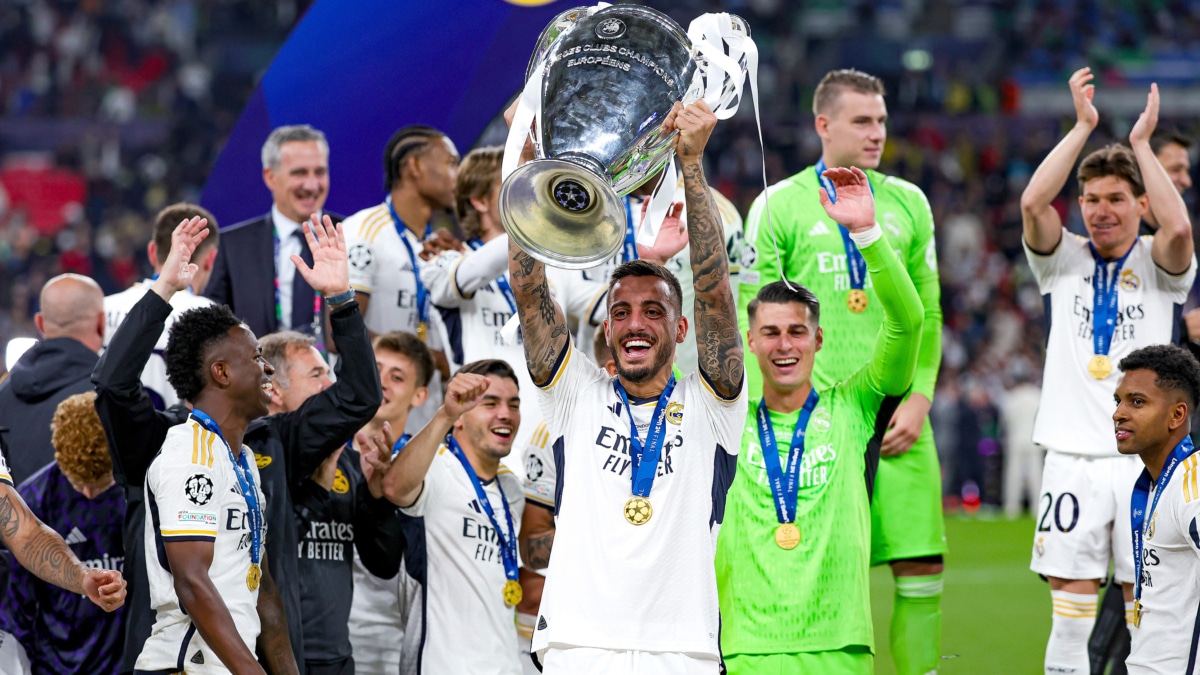 Joselu levanta el trofeo de la Champions League