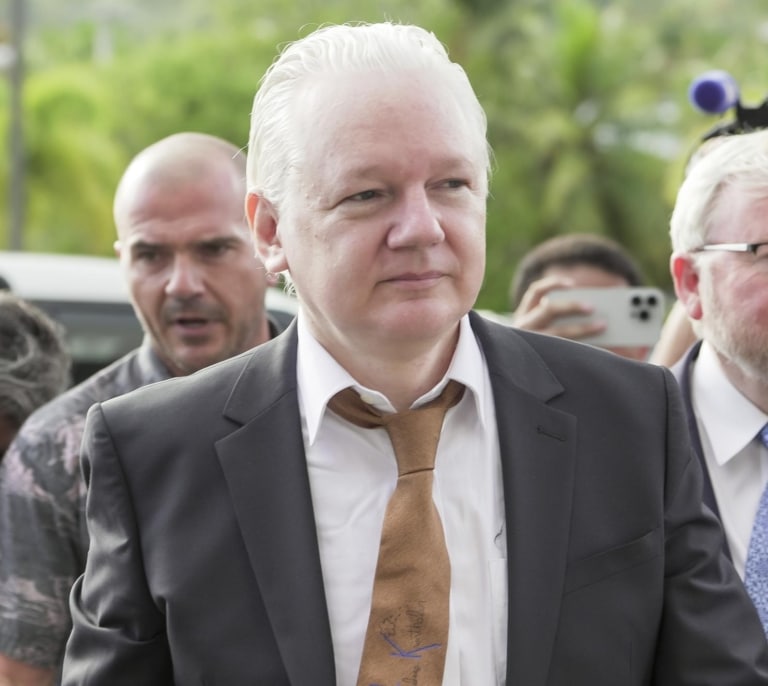 Julian Assange ya vuela a Australia como un hombre libre: "Este caso termina aquí"