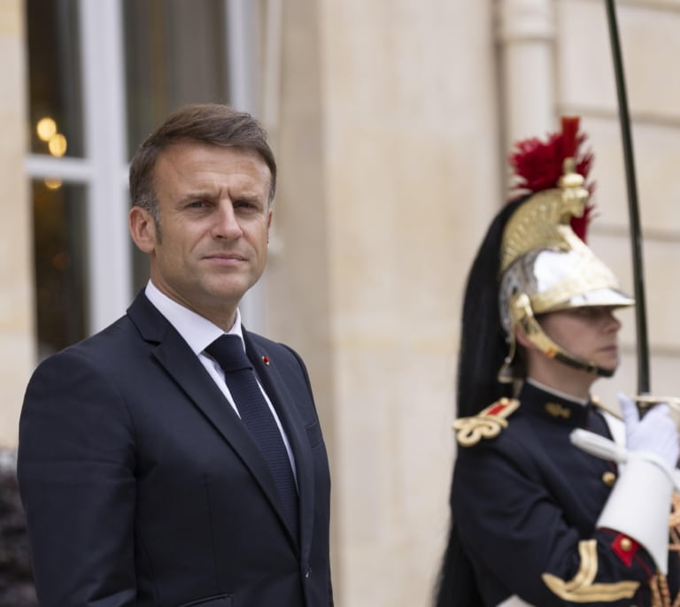 Macron insiste en una carta a la nación en que no dimitirá pase lo que pase en las legislativas