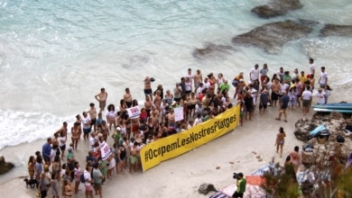 Cientos de mallorquines toman la playa del Caló des Moro para protestar contra la masificación turística