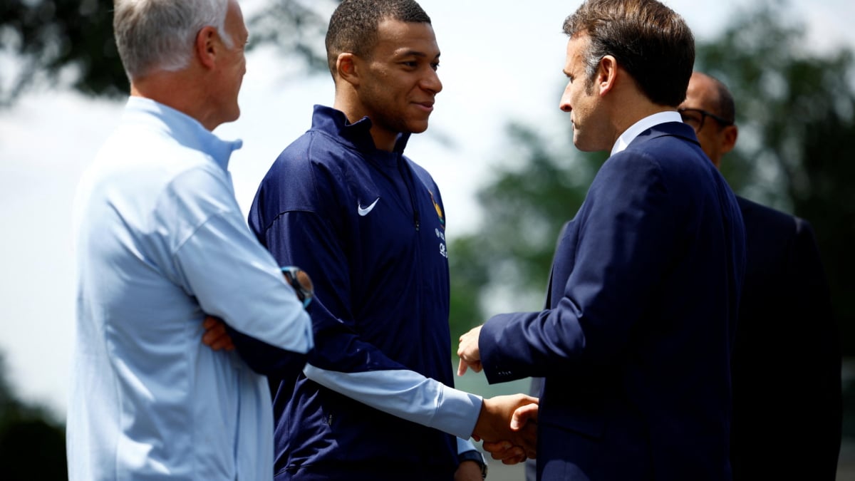Deschamps y Mbappé reciben al presidente de la República Francesa, Emmanuel Macron, en la concentración de Francia en Clairefontaine