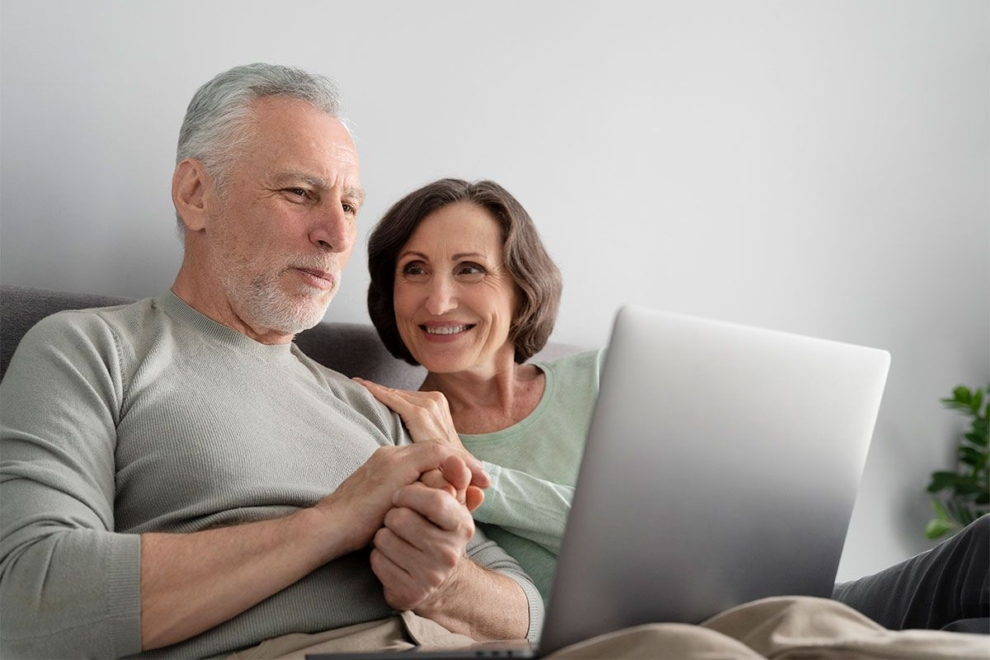 Hombre y mujer de avanzada edad con un ordenador